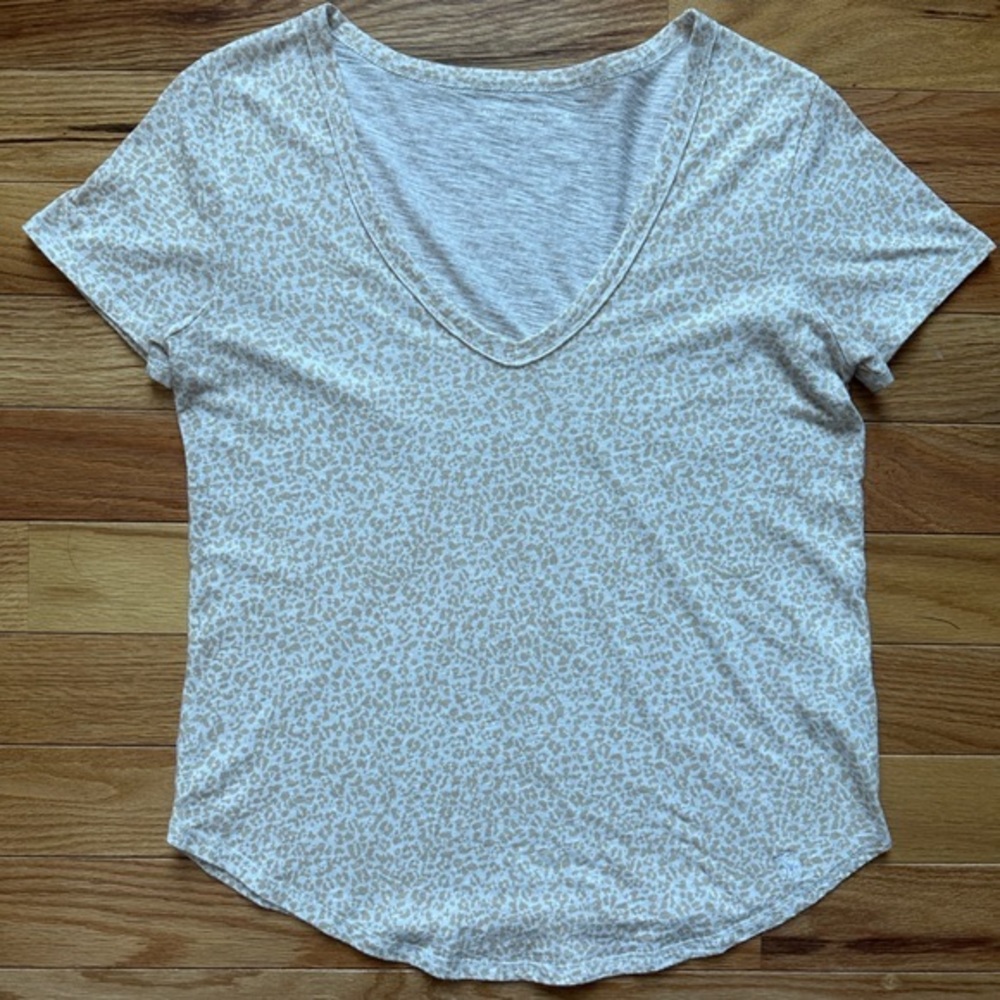 Abercrombie & Fitch Tan and White Leopard Print T-Shirt Womens Size Medium